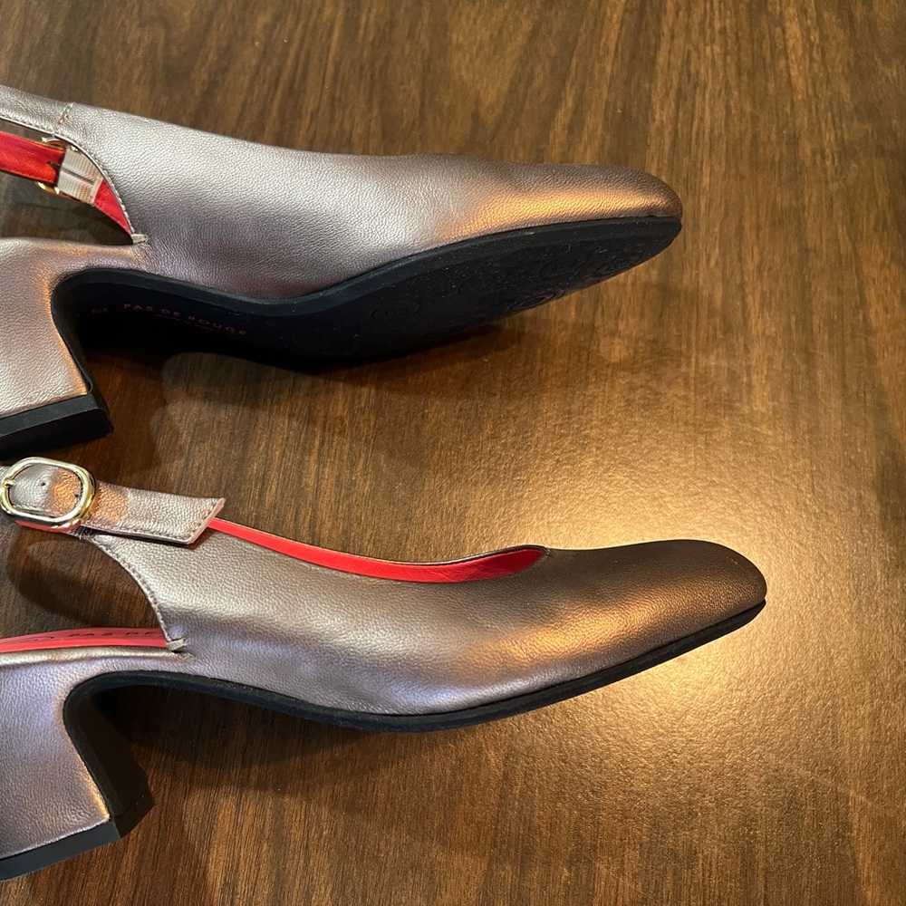 Pas de Rouge, Gold US 7.5 Gold sling pump 2 1/2” Heels.